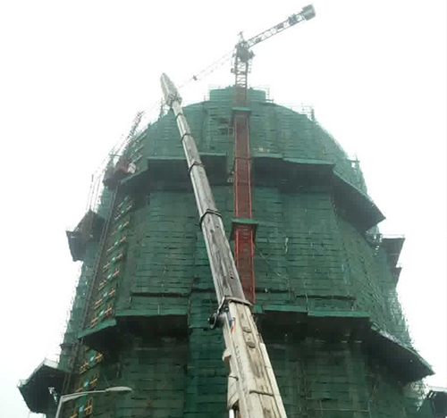 台安吊车在工地上作业